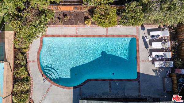 19837 Gilmore St, Woodland Hills, CA 91367