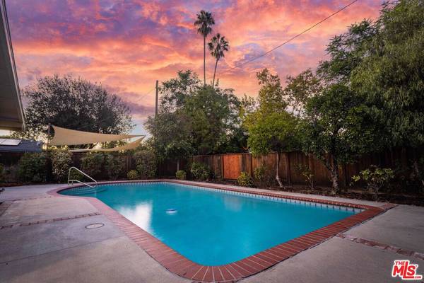 19837 Gilmore St, Woodland Hills, CA 91367