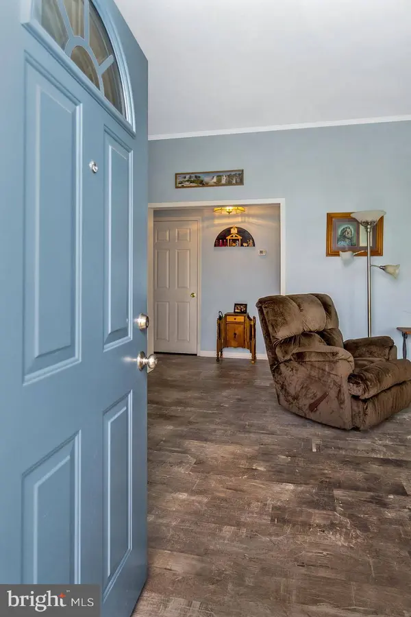 7 ABBEY RD, Easton, PA 18040