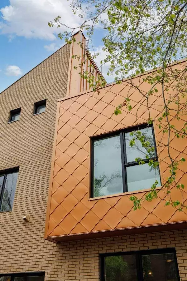 923 1 AVE NW #2, Calgary, AB T2N 0A6