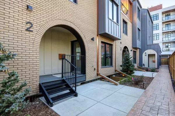 923 1 AVE NW #2, Calgary, AB T2N 0A6