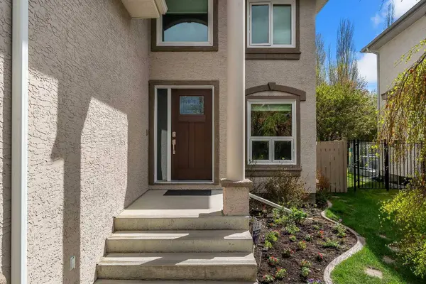 1733 Evergreen DR SW, Calgary, AB T2Y 3T8