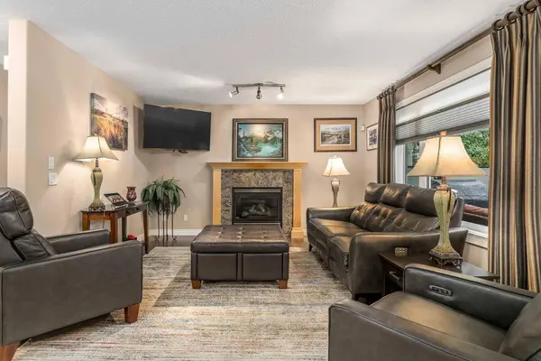 1733 Evergreen DR SW, Calgary, AB T2Y 3T8