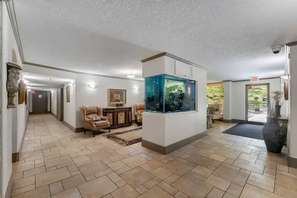 4555 Varsity LN NW #902, Calgary, AB T3A 2V6