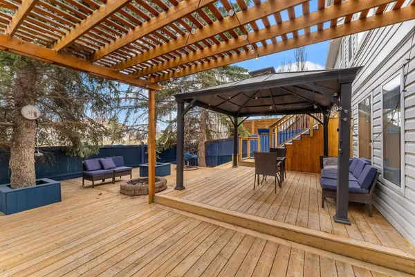 44 Douglas Glen CRES SE, Calgary, AB T2Z 3M6