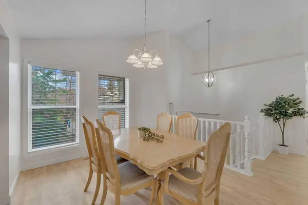 44 Douglas Glen CRES SE, Calgary, AB T2Z 3M6