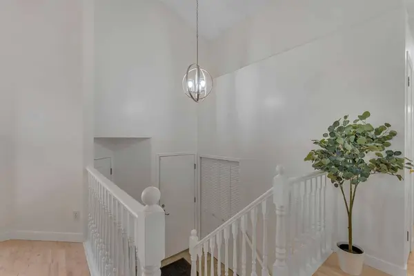 44 Douglas Glen CRES SE, Calgary, AB T2Z 3M6