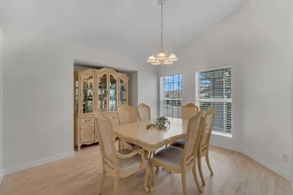 44 Douglas Glen CRES SE, Calgary, AB T2Z 3M6