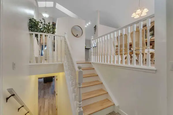 44 Douglas Glen CRES SE, Calgary, AB T2Z 3M6