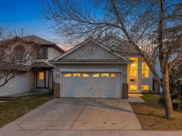 44 Douglas Glen CRES SE, Calgary, AB T2Z 3M6