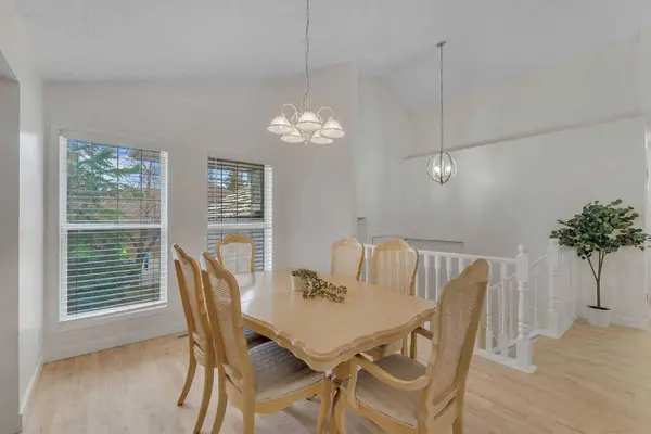 44 SE Douglas Glen CRES, Calgary, AB T2Z 3M6