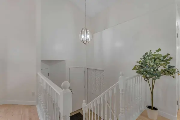44 SE Douglas Glen CRES, Calgary, AB T2Z 3M6