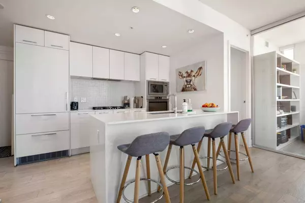 901 10 AVE #2504, Calgary, AB T2R 0B5