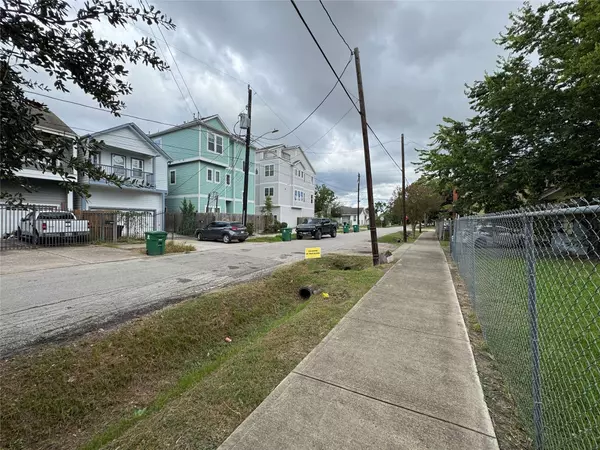 207 Burr ST, Houston, TX 77011