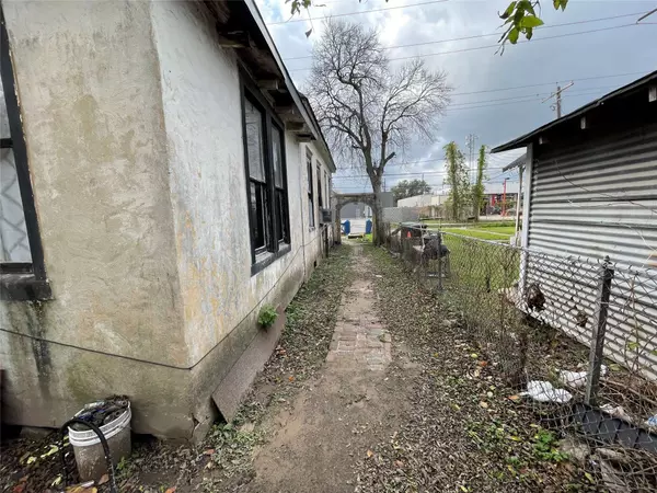 2809 Engelke ST, Houston, TX 77003