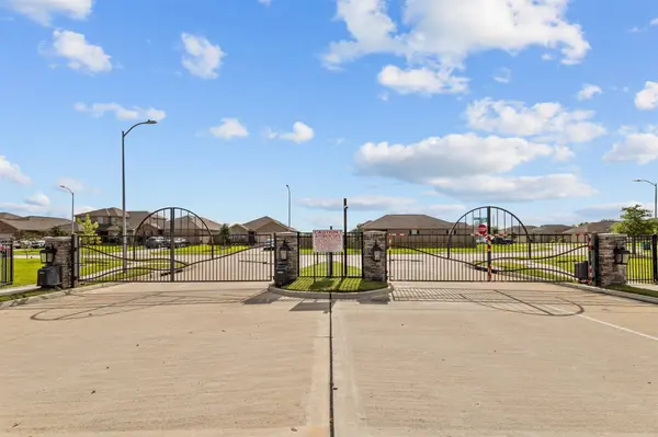 9715 Blue Sapphire DR, Rosharon, TX 77583