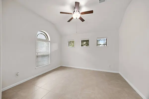 2118 Midnight LN, Houston, TX 77047