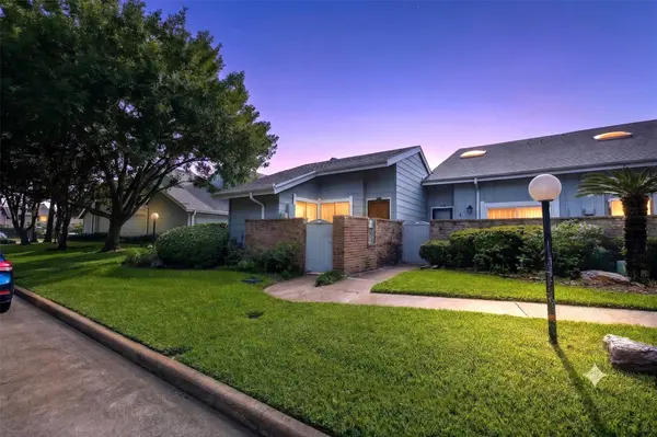 13034 Greenway Chase CT #3034, Houston, TX 77072