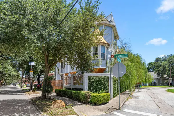 3012 Houston AVE