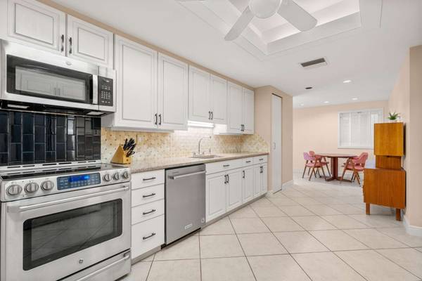 77 Florence St #N-211, Newton, MA 02467-1918