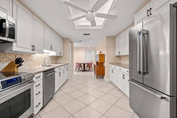 77 Florence St #N-211, Newton, MA 02467-1918