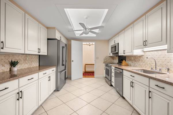 77 Florence St #N-211, Newton, MA 02467-1918