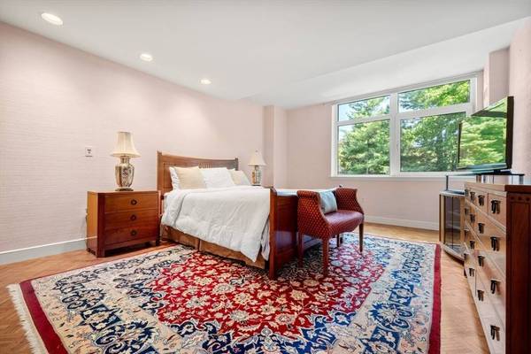 77 Florence St #211N, Newton, MA 02467