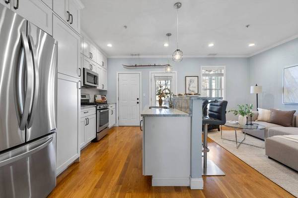 242 W 5th St #3, Boston, MA 02127
