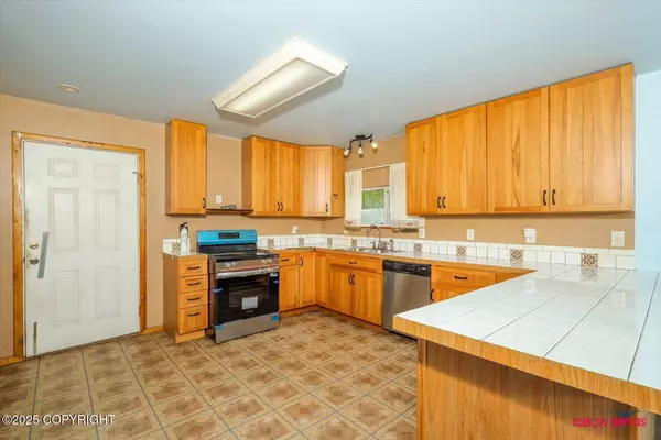 8305 S Ivanhoe ST, Palmer, AK 99645