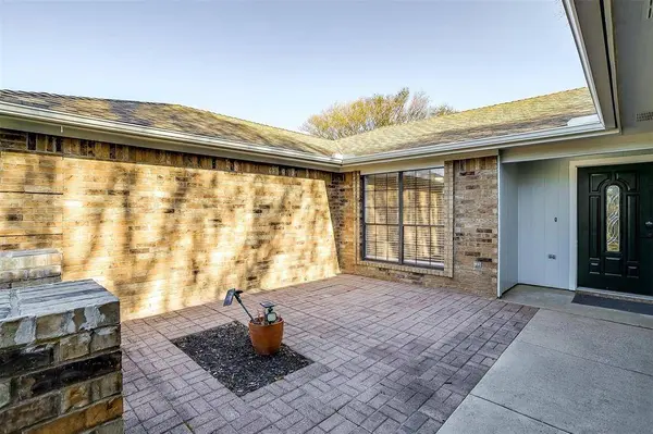 10048 Regent Row Street, Benbrook, TX 76126