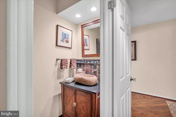 4 NOLEN CIR, Voorhees, NJ 08043