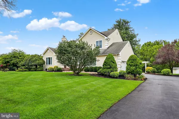 16 DOGWOOD DR, Burlington, NJ 08016