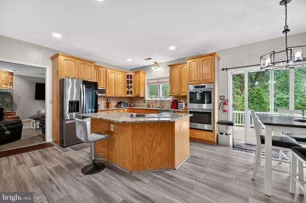 16 DOGWOOD DR, Burlington, NJ 08016