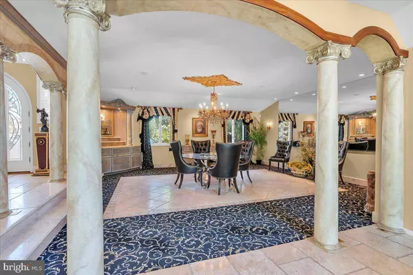 4 WALDEN CT, Cherry Hill, NJ 08003