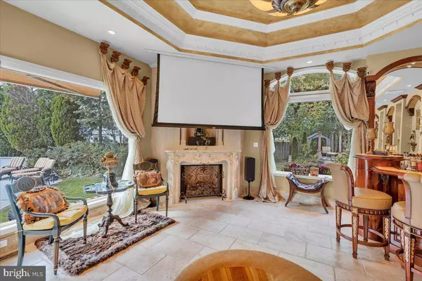 4 WALDEN CT, Cherry Hill, NJ 08003