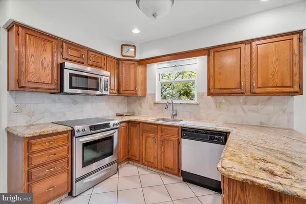 9 MICHAELSON DR, Mount Laurel, NJ 08054