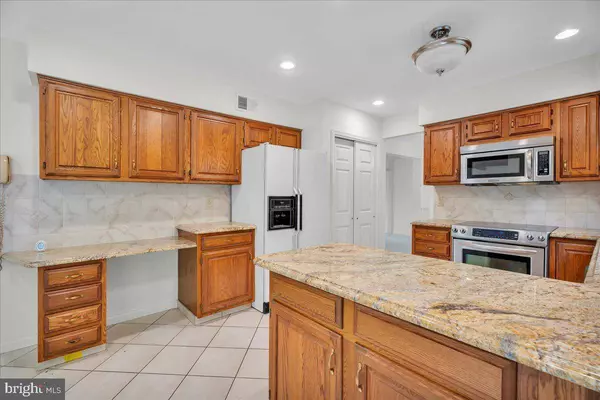 9 MICHAELSON DR, Mount Laurel, NJ 08054