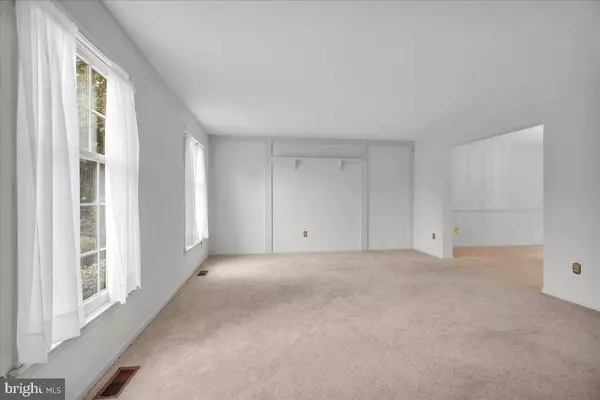 9 MICHAELSON DR, Mount Laurel, NJ 08054