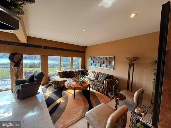 1802 CHAMPLAIN DR, Voorhees, NJ 08043