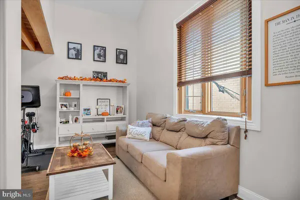 33 RAILROAD AVE, Bellmawr, NJ 08031