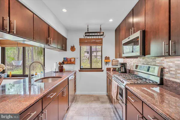 18 BRONWOOD DR, Voorhees, NJ 08043