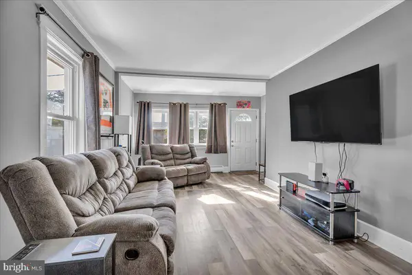 335 WALNUT AVE, Gloucester City, NJ 08030