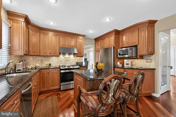 2 DOMINION DR, Marlton, NJ 08053