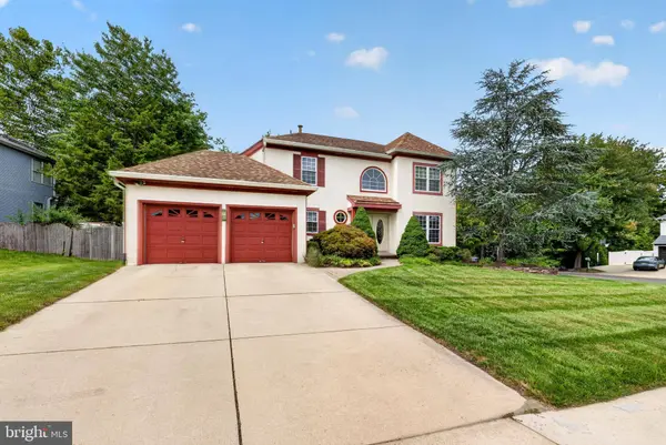 2 DOMINION DR, Marlton, NJ 08053