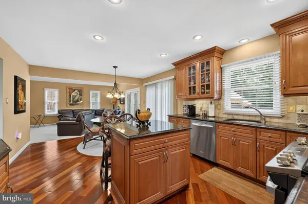 2 DOMINION DR, Marlton, NJ 08053