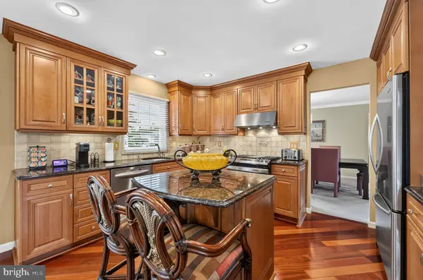 2 DOMINION DR, Marlton, NJ 08053