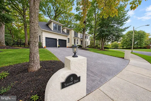 8 YORKSHIRE DR, Voorhees, NJ 08043