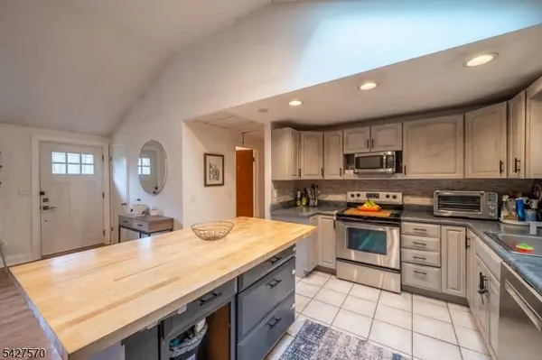 44 Venetian Dr, Jefferson Twp., NJ 07849