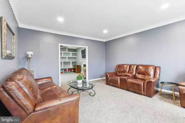 27 HORSESHOE DR, Mount Laurel, NJ 08054