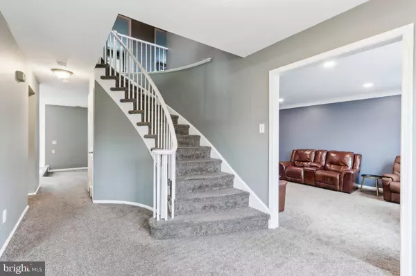 27 HORSESHOE DR, Mount Laurel, NJ 08054